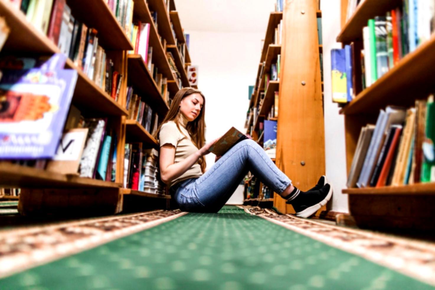Teilnehmer bei intensiver Präsentationsübung in modernem Schulungsraum